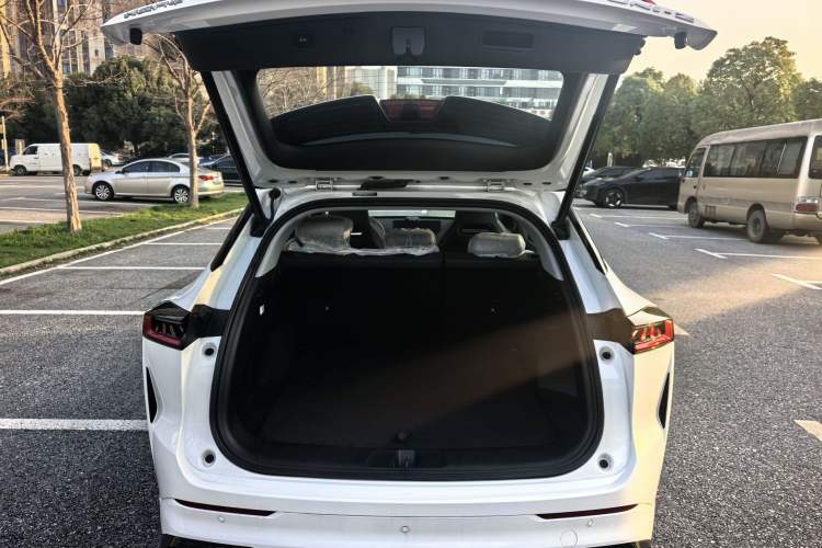 Used Changan UNI-Z New Energy 2024 Blue Whale Smart Electric iDD 125km Beyond Edition
