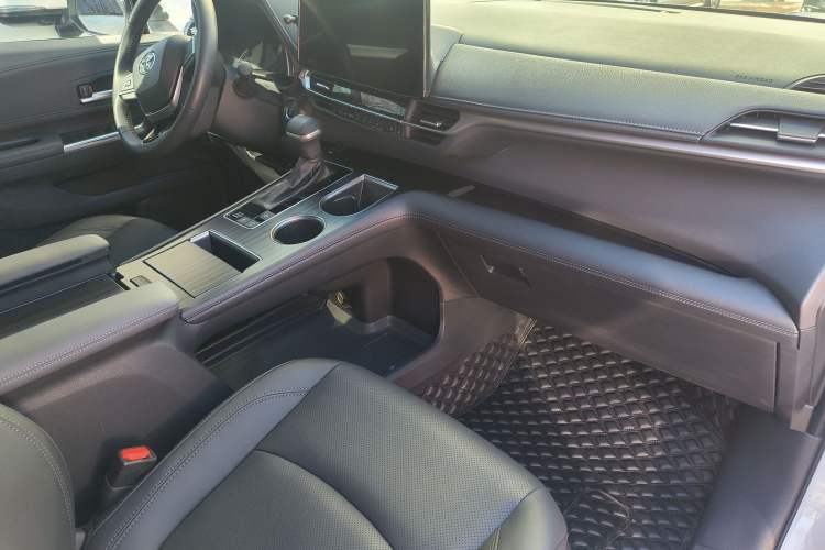 Used Toyota SIENNA 2024 2.5L Hybrid Four-Wheel Drive Prestige Edition Interior 11