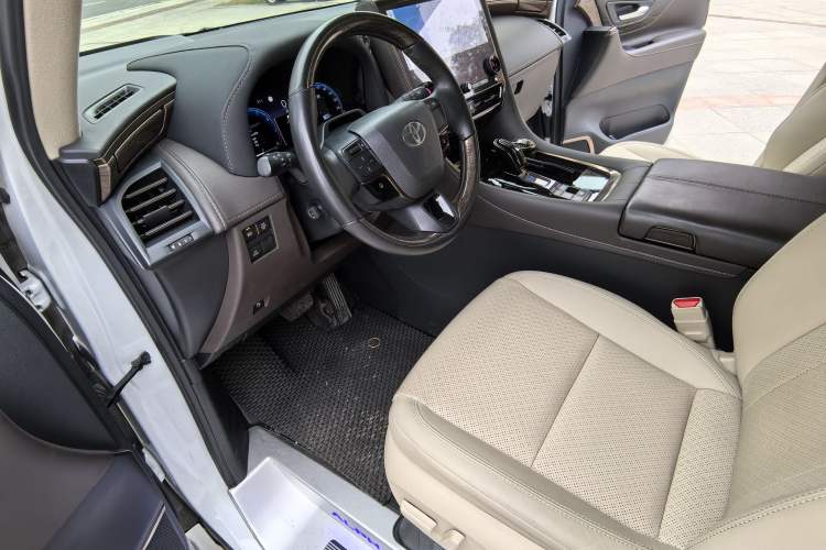 Used Toyota Alphard 2024 Dual-Engine 2.5L Deluxe Edition