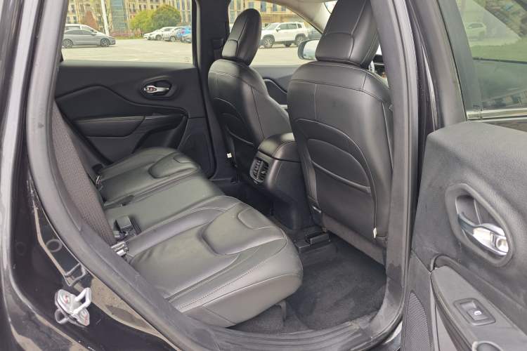 Used Jeep Cherokee 2017 2.0L Superior Edition
