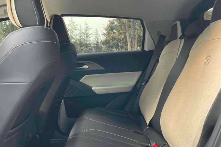 Used Geometry E Firefly 2024 301km Flowing Light Interior 3