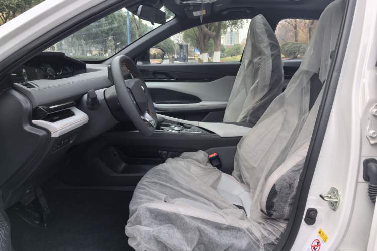 Used Changan UNI-V iDD 2024 Blue Whale Smart Electric iDD 136km ZhiKu Model
