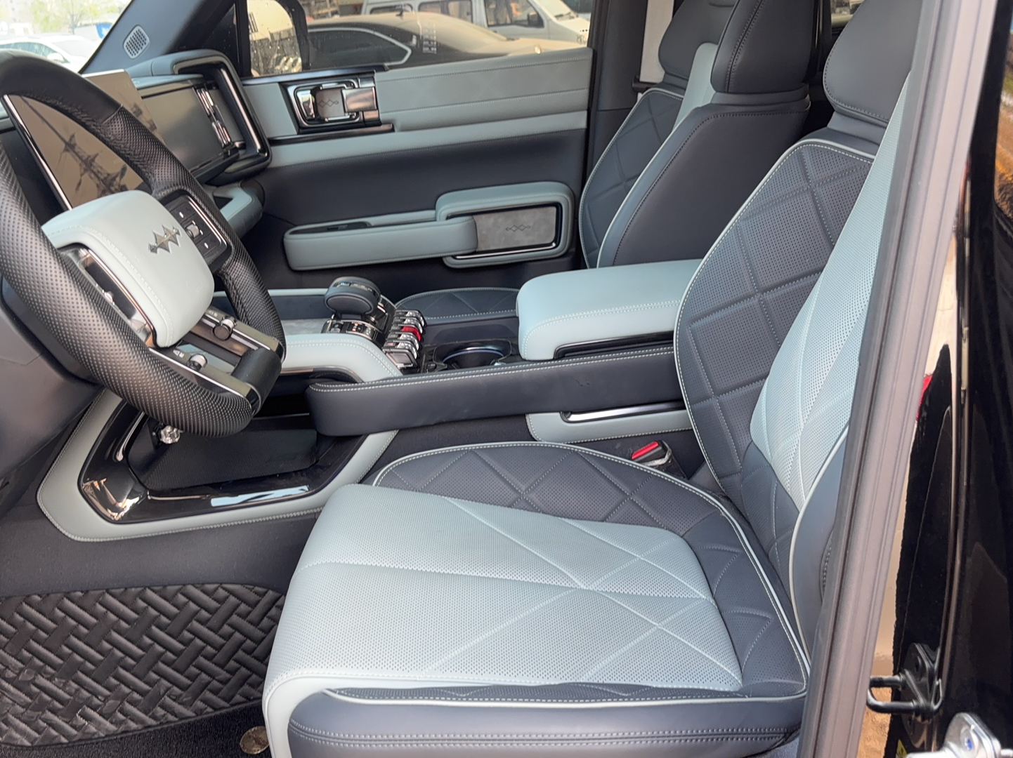 المقاعد الأمامية داخل السيارة