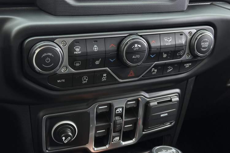 Used Jeep Wrangler 2019 2.0T Sahara Four-Door Version China VI Emission Standard