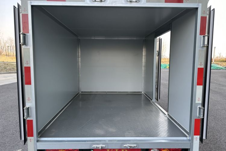 Used REACH MINI Truck 2023 140km Long Wheelbase Van Ambition Version
