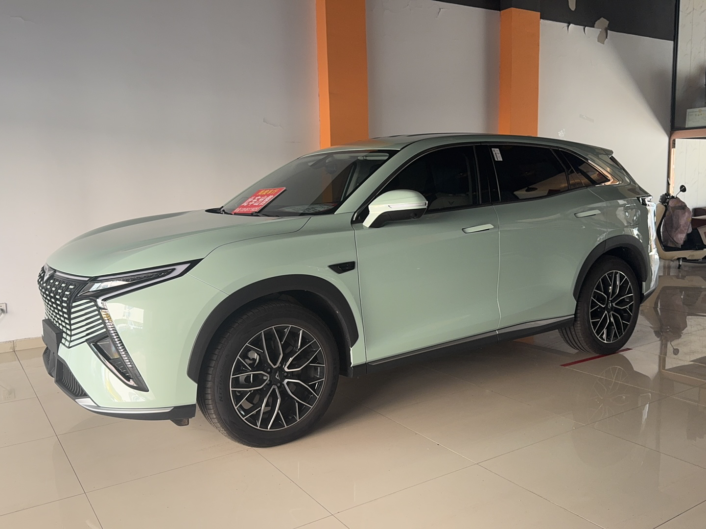 تحت مقدمة السيارة