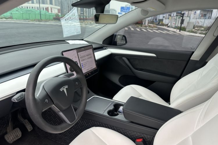 Used Tesla Model Y 2021 Long-Range All-Wheel-Drive Version
