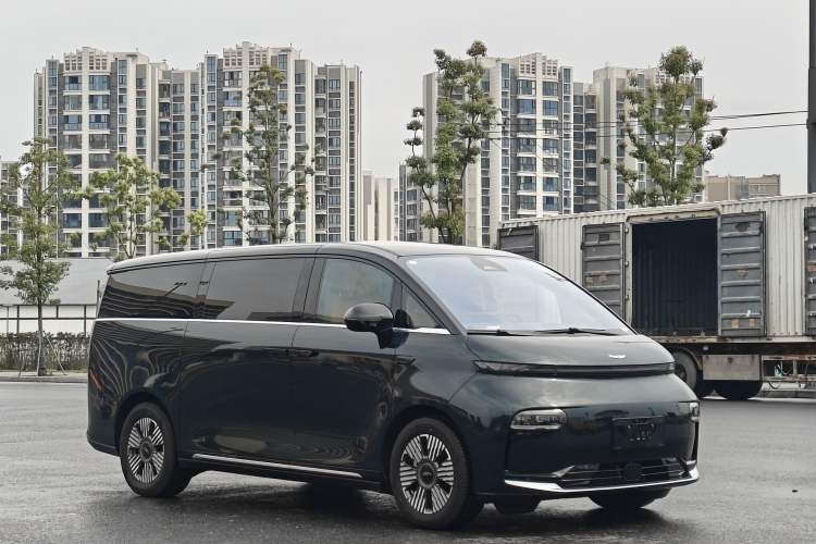 Used Geely Galaxy LEVC L380 2024 140-Degree 6-Seater All-Wheel-Drive Ultra