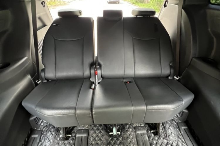 Used Toyota SIENNA 2021 2.5L Hybrid Premium Edition Interior 4