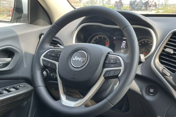 Used Jeep Cherokee 2016 2.4L Leading Smart Version Interior 9