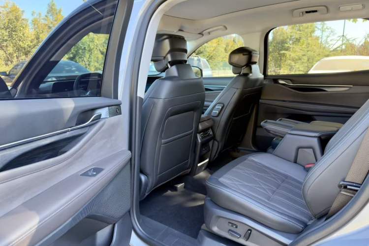 Used Ford Edge 2025 Ford Explorer L 2.0T EcoBoost E-Hybrid Four-Wheel-Drive 7-Seater Supreme Model
