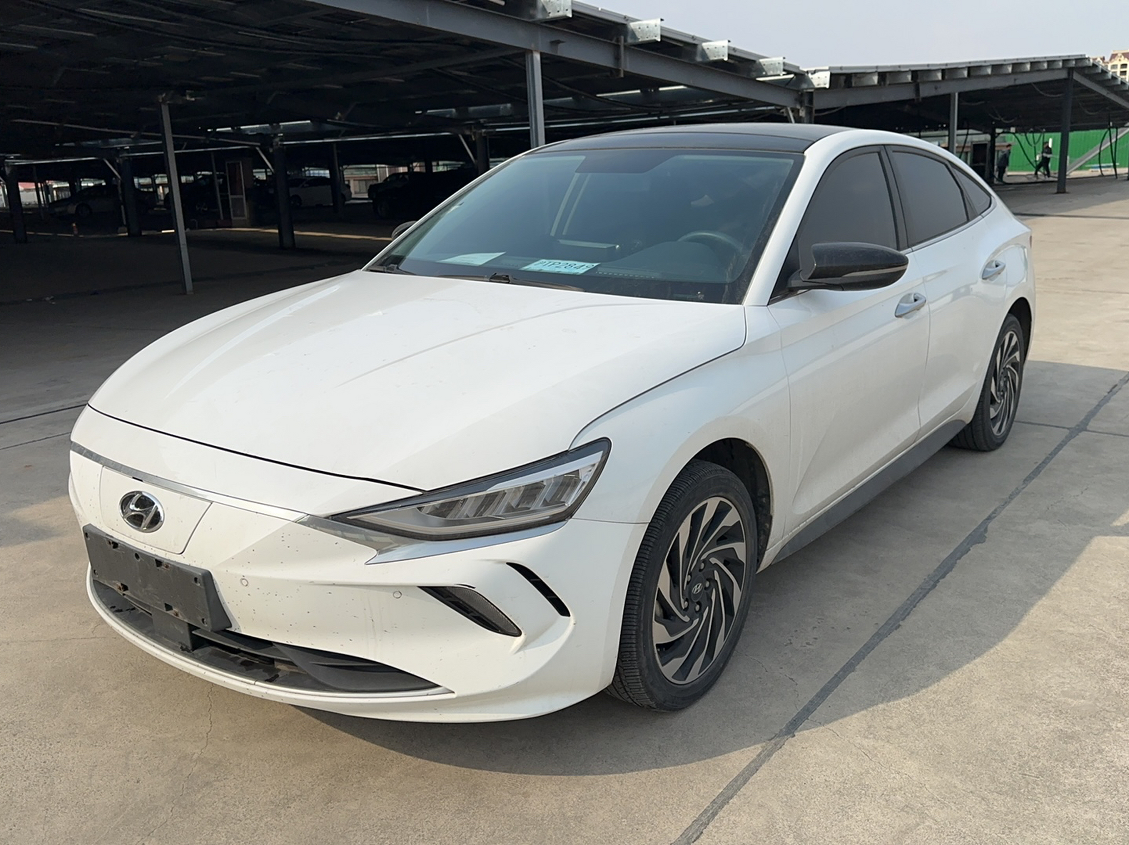 تحت مقدمة السيارة