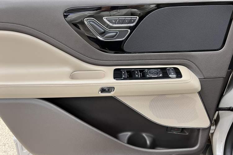 Used Lincoln Aviator 2020 3.0T V6 Four-Wheel Drive Premium Edition Exterior 7