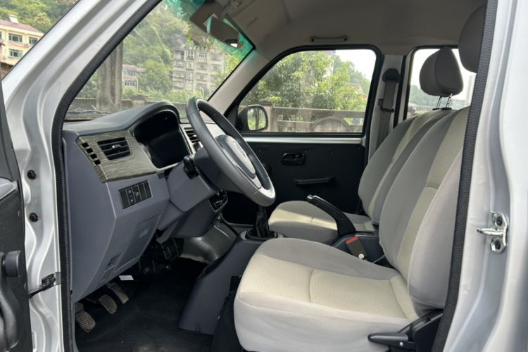 Used Jinbei Hiace X30 2023 1.5L Super-Comfortable Passenger Van 5/6/7-Seater Non-Air-Conditioned Version Model SWC15M