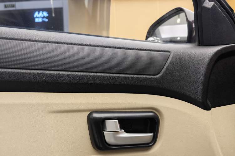 Used Dongfeng Fengon 370 2016 1.5L Manual Standard Edition SFG15-02 7 Seats Interior 2