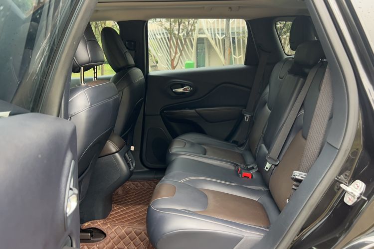 Used Jeep Cherokee 2020 2.0L Two-Wheel Drive Classic Sports Edition
