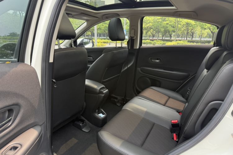 Used Honda Vezel 2020 1.5L CVT Pioneer Edition Interior 10