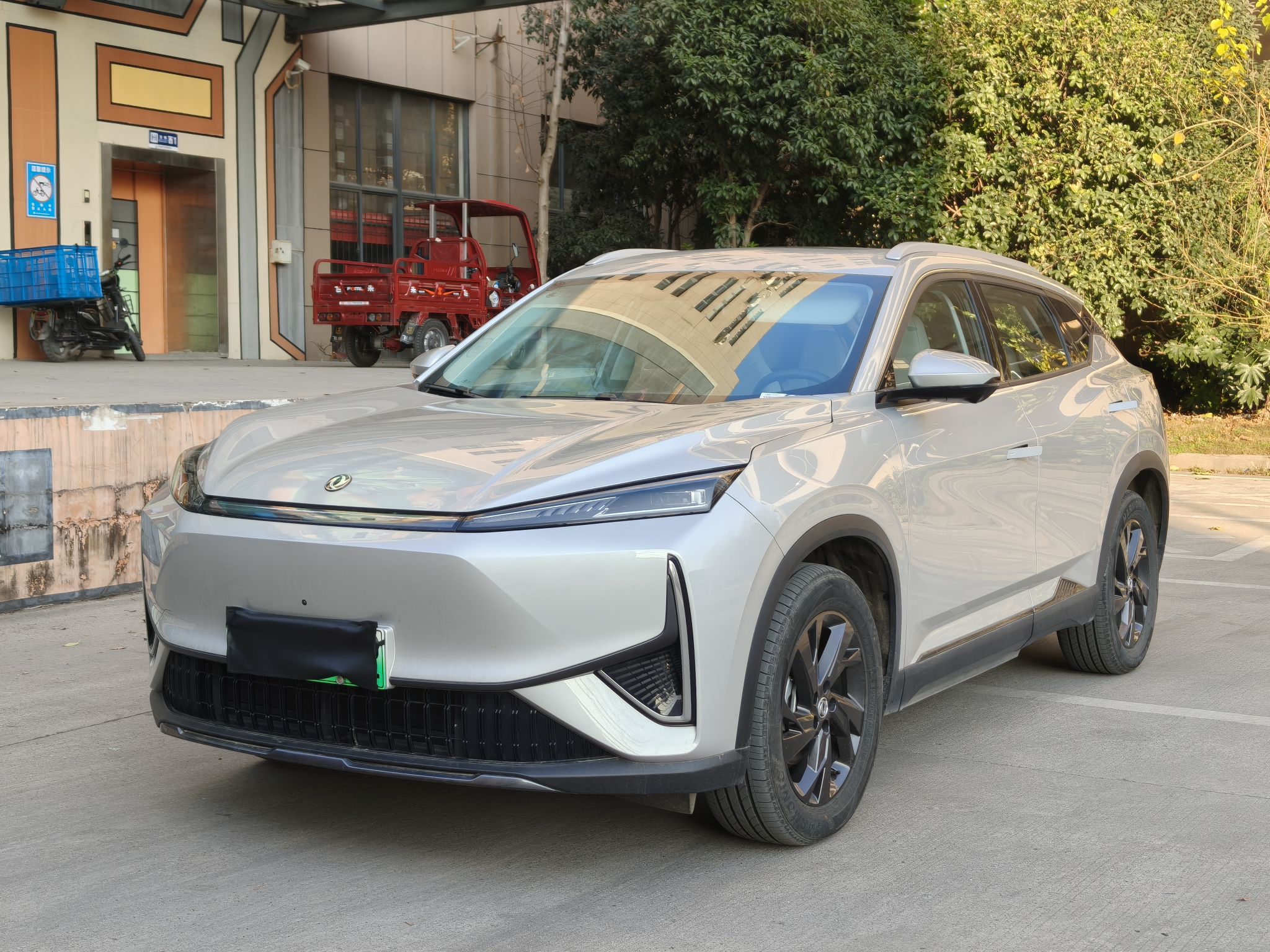 Под передней частью автомобиля