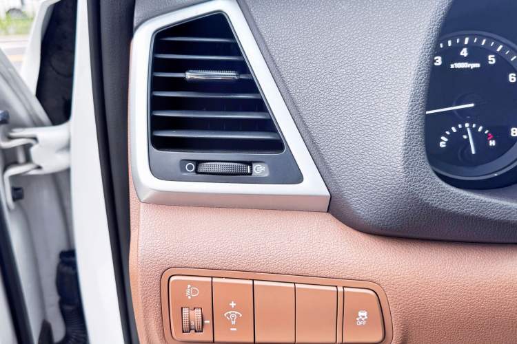 Used Hyundai Tucson 2015 1.6T Dual-Clutch Two-Wheel-Drive Smart Model Interior 7