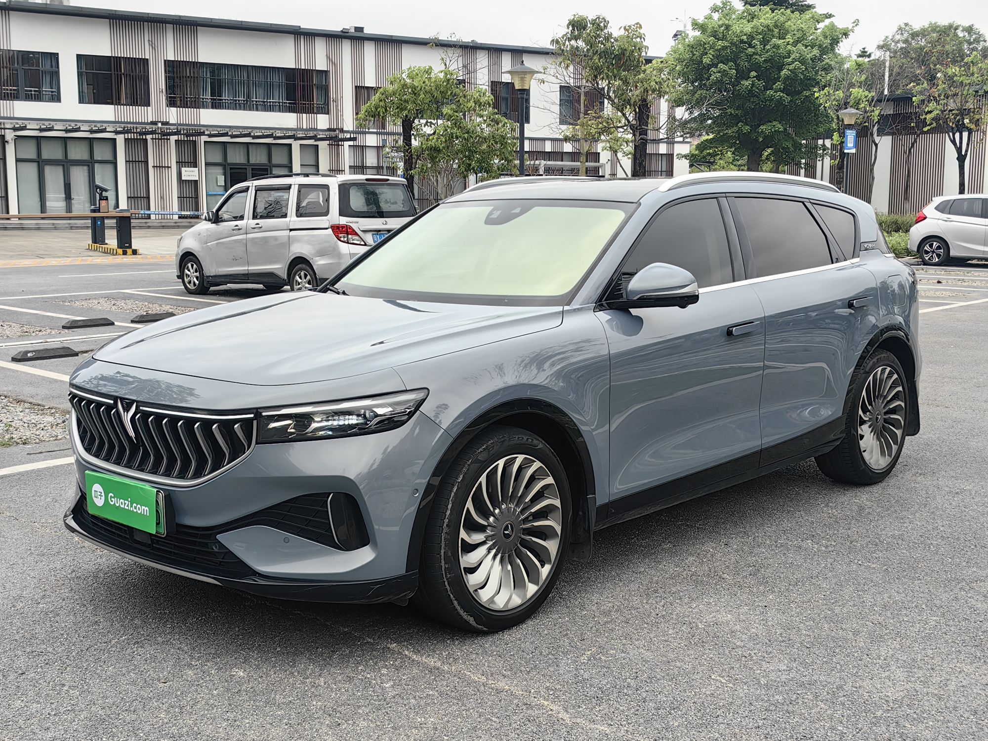 Под передней частью автомобиля