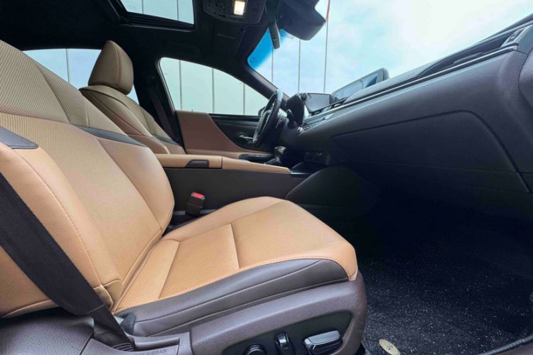 Used Lexus ES 2020 300h Deluxe Edition
