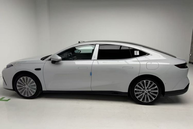 Used Geely Galaxy 8 2025 130km EM-P Starship Edition Exterior 3