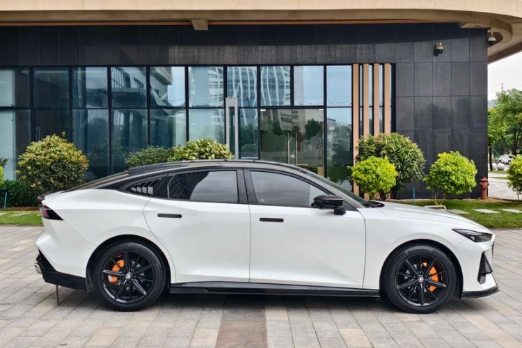 Used CHANGAN UNI-V 2024 1.5T High-Energy Version Exterior 3