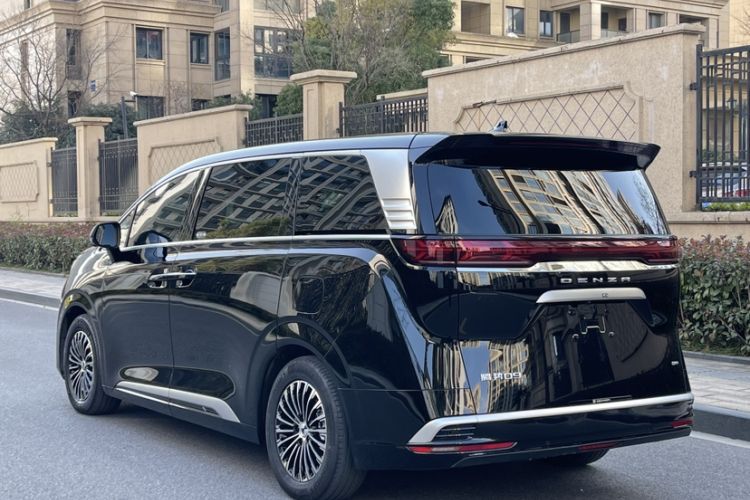 Used Denza D9 2022 DM-i 1040 Prestige Model
