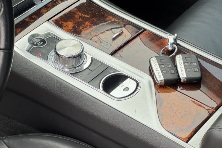 Used Jaguar XF 2014 XF 2.0T Luxury Edition Gear Lever