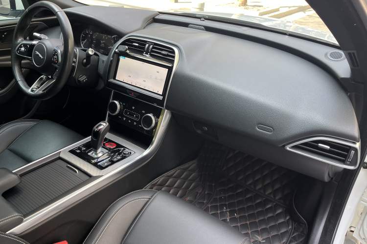 Used Jaguar XEL 2020 2.0T 200PS R-DYNAMIC Youth Sports Edition Interior 6