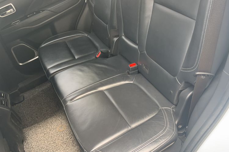 Used Mitsubishi Outlander 2019 2.0L Two-Wheel Drive Comfort Edition 7-Seater China VI Standard
