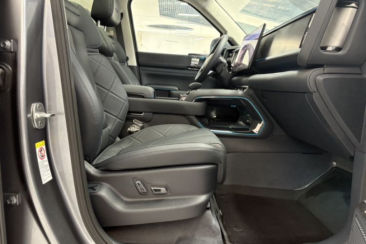 Used Formula Leopard Leopard 5 2024 Cloud Ride Luxury Edition
