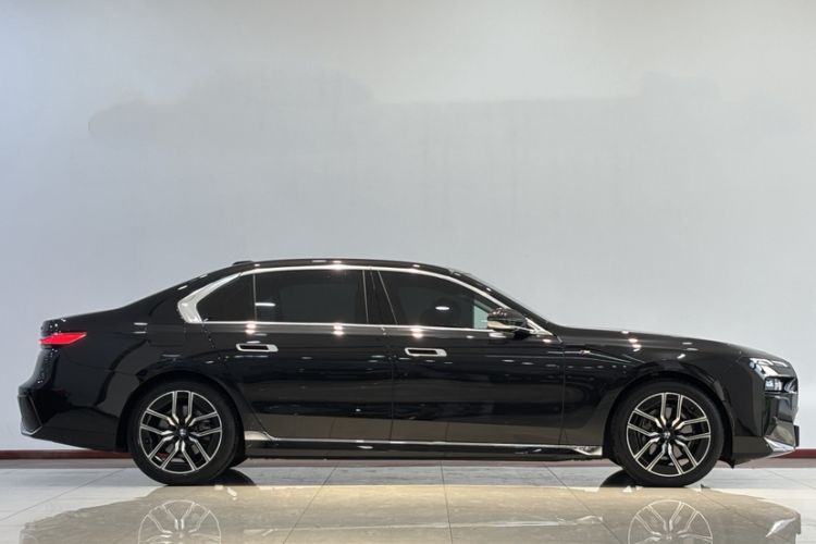Used BMW 7 Series 2023 735Li M Sport Package Exterior 2