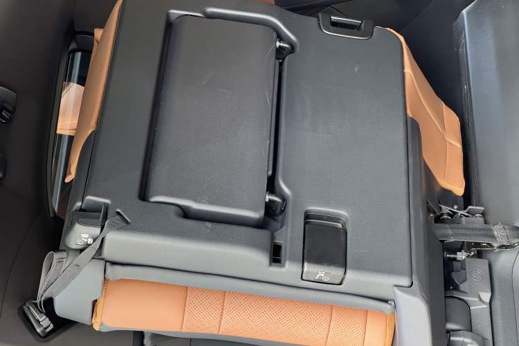 Used Toyota Alphard 2024 Dual-Engine 2.5L Prestige Edition
