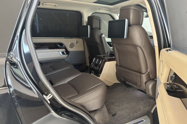 Used Land Rover Range 2022 3.0 L6 400 PS Classic Extended Version Interior 9