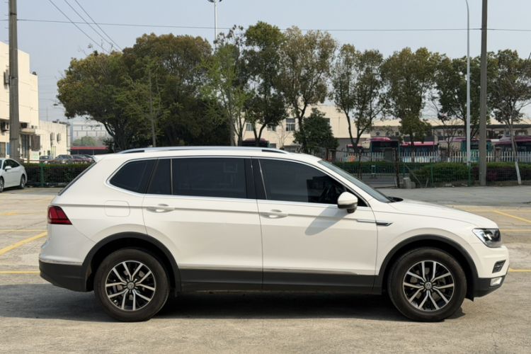 Used Volkswagen Tiguan L 2017 330TSI Automatic Two-Wheel Drive Luxury Edition Exterior 8