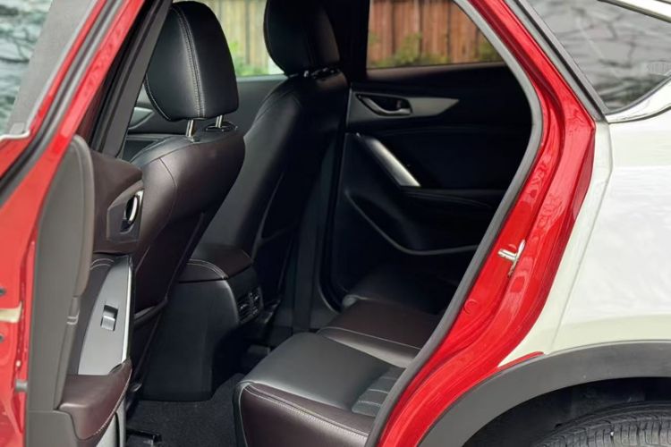 Used Mazda CX-4 2018 2.0L Automatic Two-Wheel Drive Blue Sky Luxury Edition Interior 2