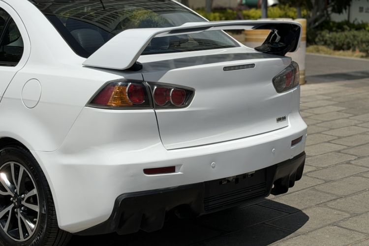 Used Mitsubishi Lancer EX 2016 1.8L Manual Black-and-White Retro Edition Exterior 10