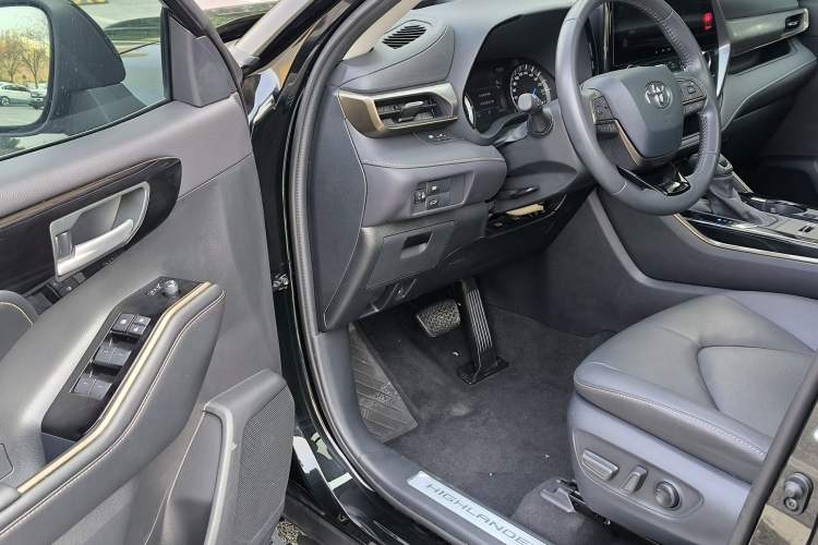 Used Toyota Highlander 2023 2.5L Smart Electric Hybrid Dual-Engine 4x4 Knight Edition 7 Seats