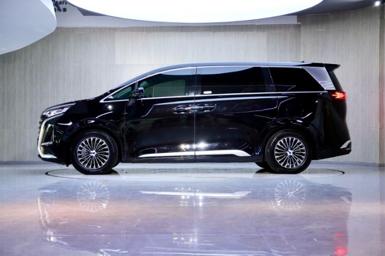 Used Denza D9 2024 DM-i 980 Four-Wheel Drive Prestige Model Exterior 4