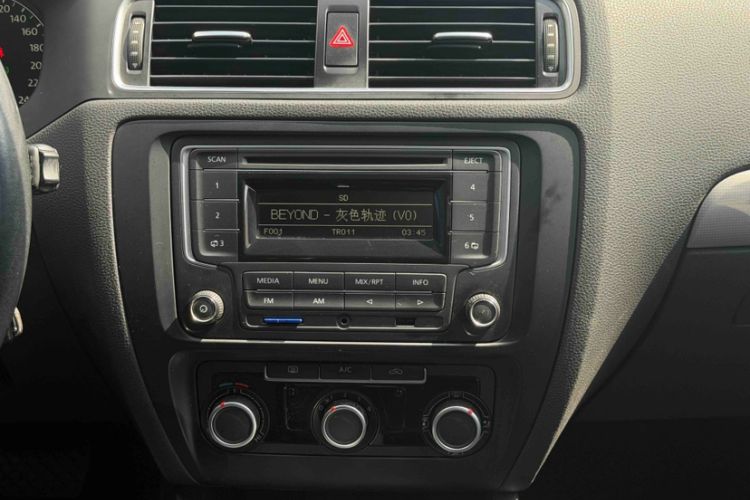 Used Volkswagen Sagitar 2014 Revised Version 1.6L Automatic Comfort Edition Audio And AC Panel