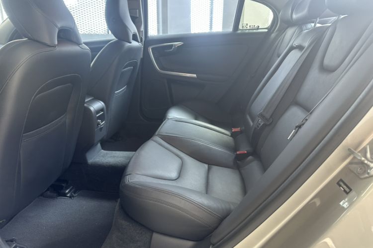 Used Volvo S60 2015 S60L 2.0T Zhiyuan Edition
