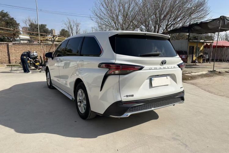 Used Toyota Granvia 2023 2.5L Hybrid Comfort Edition
