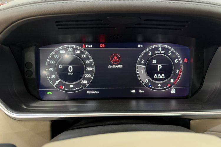 Used Land Rover Range 2022 3.0 L6 400 PS Classic Extended Version Odometer Close Up