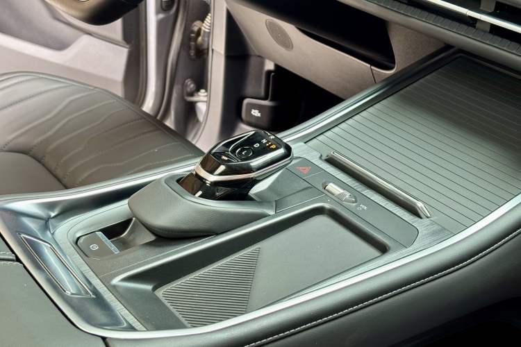 Used Ford Edge 2025 Ford Explorer L 2.0T EcoBoost E-Hybrid Two-Wheel Drive 7-Seater Luxury Model