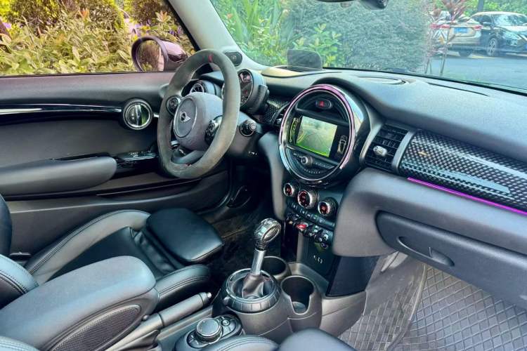 Used MINI 2016 2.0T COOPER S Pioneer Edition Interior 4