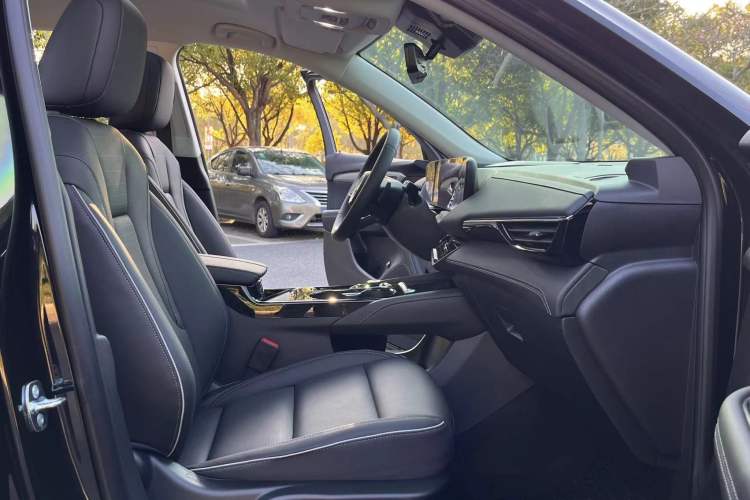 Used Buick Envision 2025 Encore Plus 28T Two-Wheel-Drive Platinum Edition