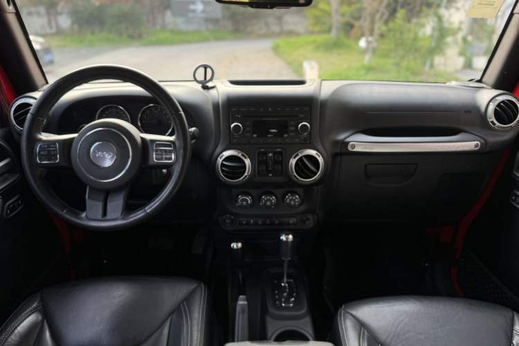 Used Jeep Wrangler 2017 3.0L Sahara Four-Door Comfort Edition Interior 2