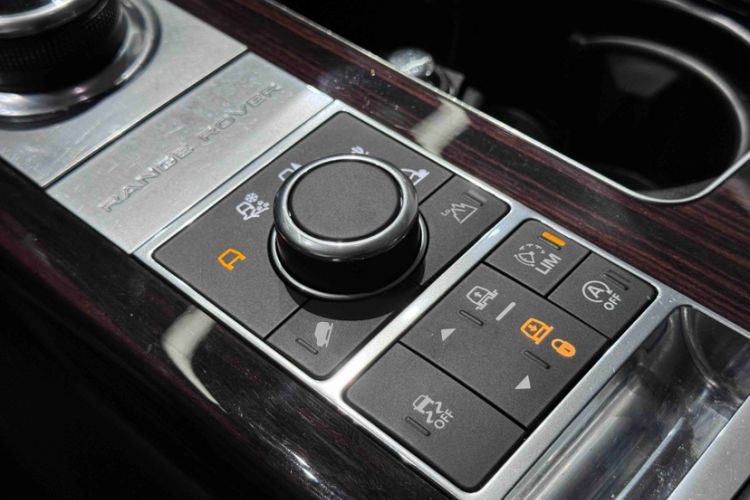 Used Land Rover Range 2017 3.0 SC V6 Vogue Extended Version Interior 10