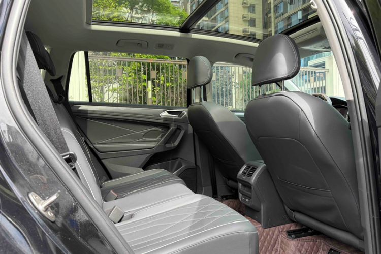 Used Volkswagen Tiguan L 2024 Outstanding Model 330TSI Automatic Two-Wheel Drive R-Line Dragon Glory Edition Interior 11